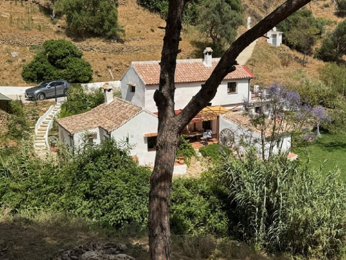4 Bed Townhouse for sale in Casares Costa Del Sol, Málaga, Spain