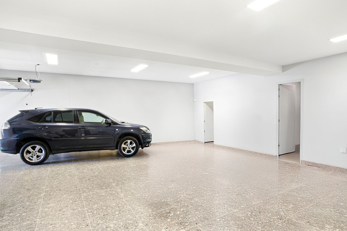 5 Bed Townhouse for sale in Elviria Costa Del Sol, Málaga, Spain