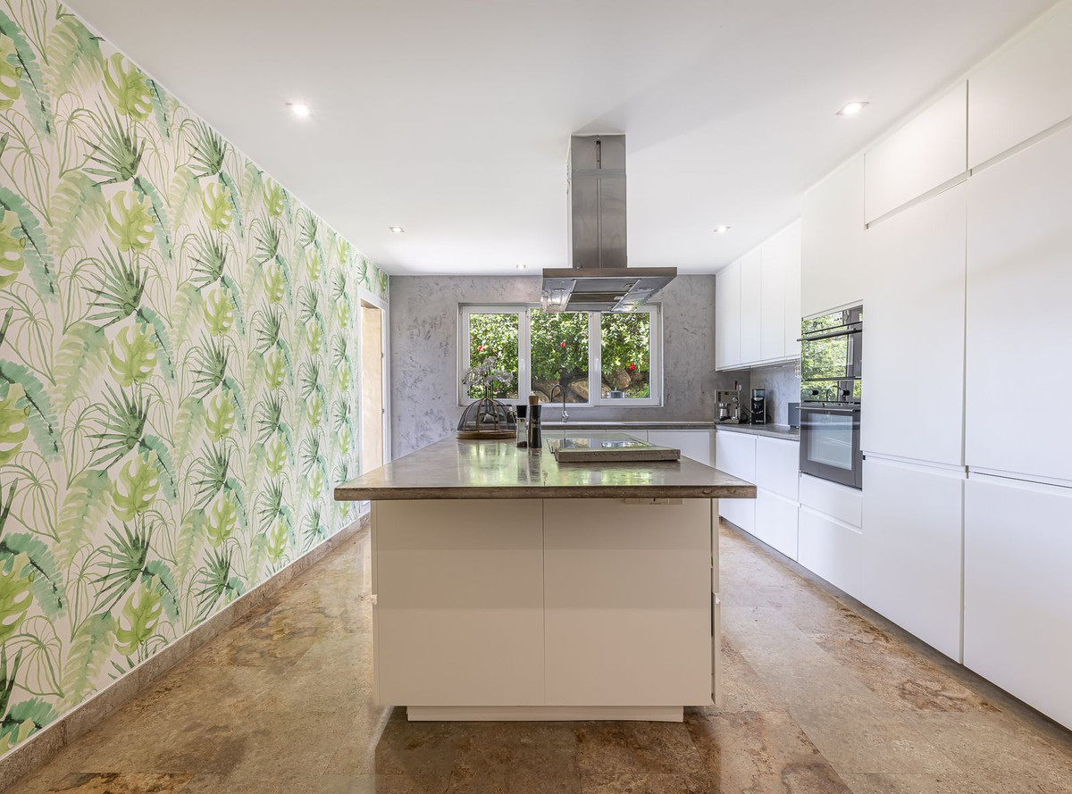 3 Bed Apartment for sale in The Golden Mile Costa Del Sol, Málaga, Spain