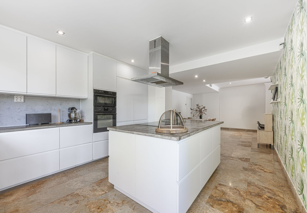 3 Bed Apartment for sale in The Golden Mile Costa Del Sol, Málaga, Spain