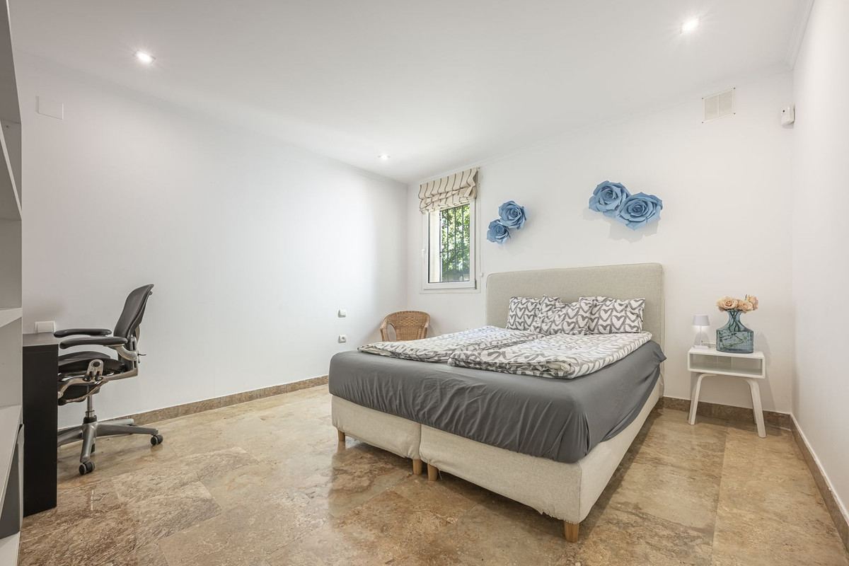 3 Bed Apartment for sale in The Golden Mile Costa Del Sol, Málaga, Spain