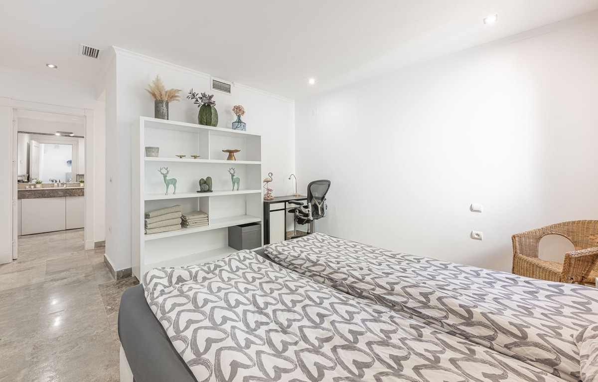 3 Bed Apartment for sale in The Golden Mile Costa Del Sol, Málaga, Spain