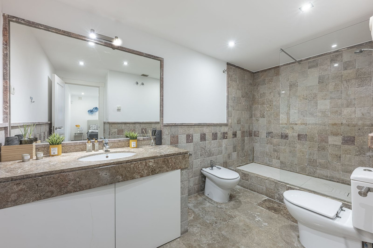 3 Bed Apartment for sale in The Golden Mile Costa Del Sol, Málaga, Spain