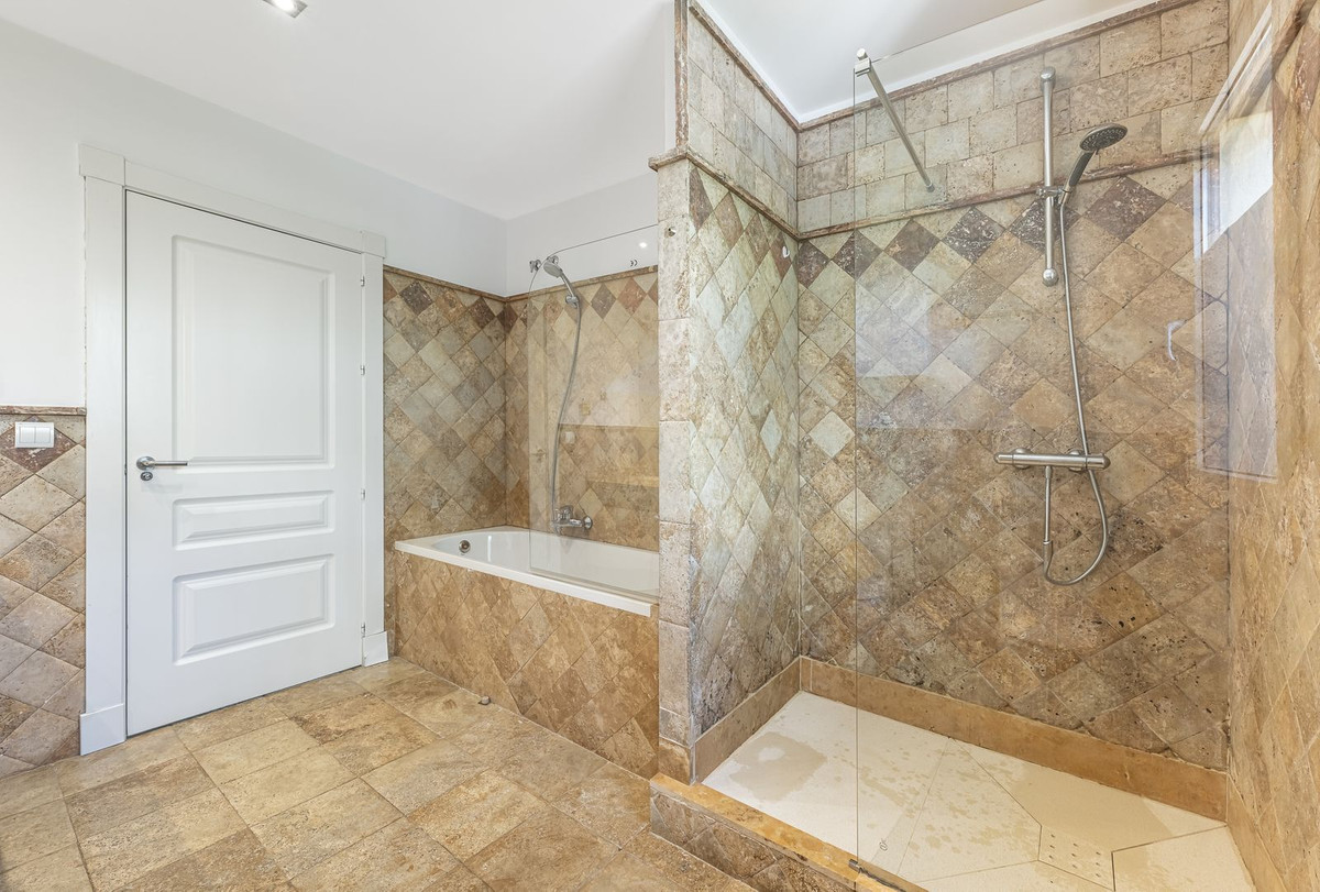 3 Bed Apartment for sale in The Golden Mile Costa Del Sol, Málaga, Spain