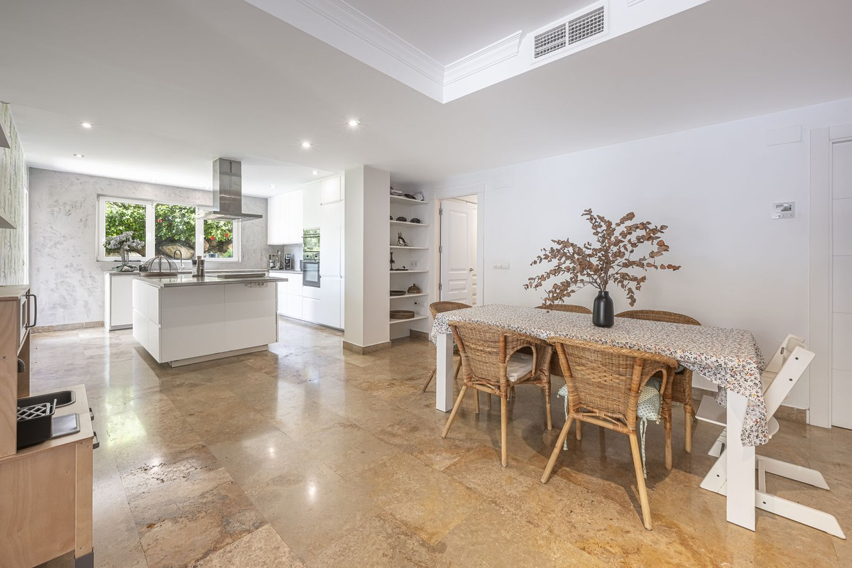 3 Bed Apartment for sale in The Golden Mile Costa Del Sol, Málaga, Spain