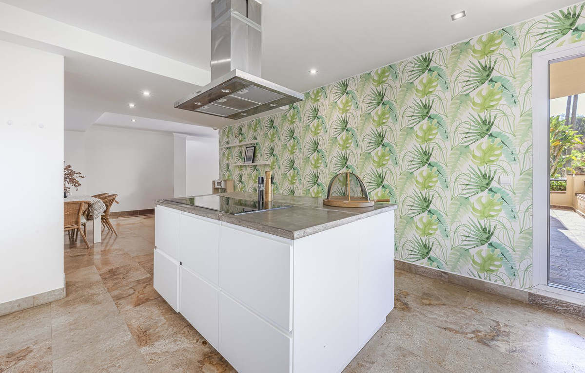 3 Bed Apartment for sale in The Golden Mile Costa Del Sol, Málaga, Spain