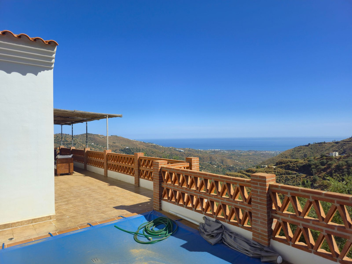 3 Bed Townhouse for sale in Arenas Costa Del Sol East, Málaga, Spain