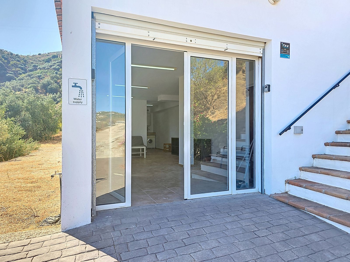 3 Bed Townhouse for sale in Arenas Costa Del Sol East, Málaga, Spain
