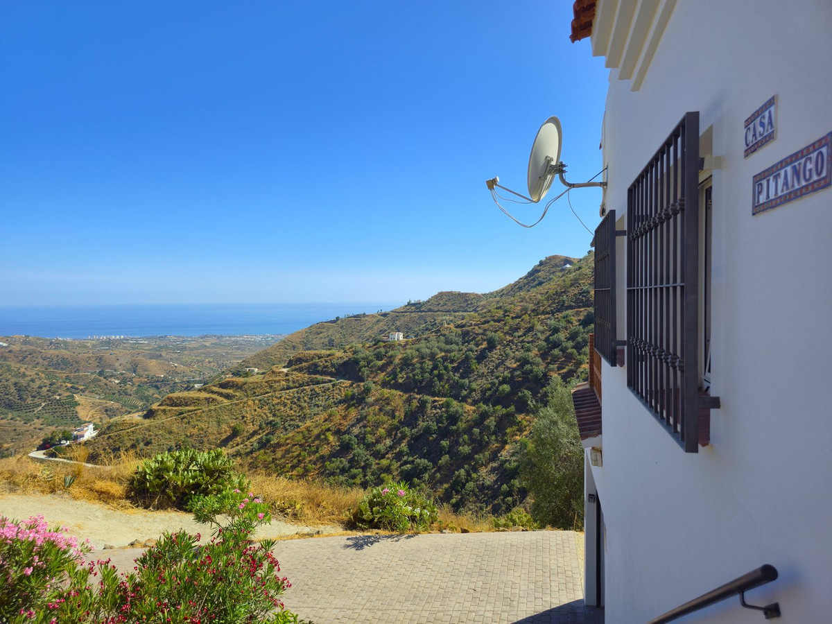 3 Bed Townhouse for sale in Arenas Costa Del Sol East, Málaga, Spain