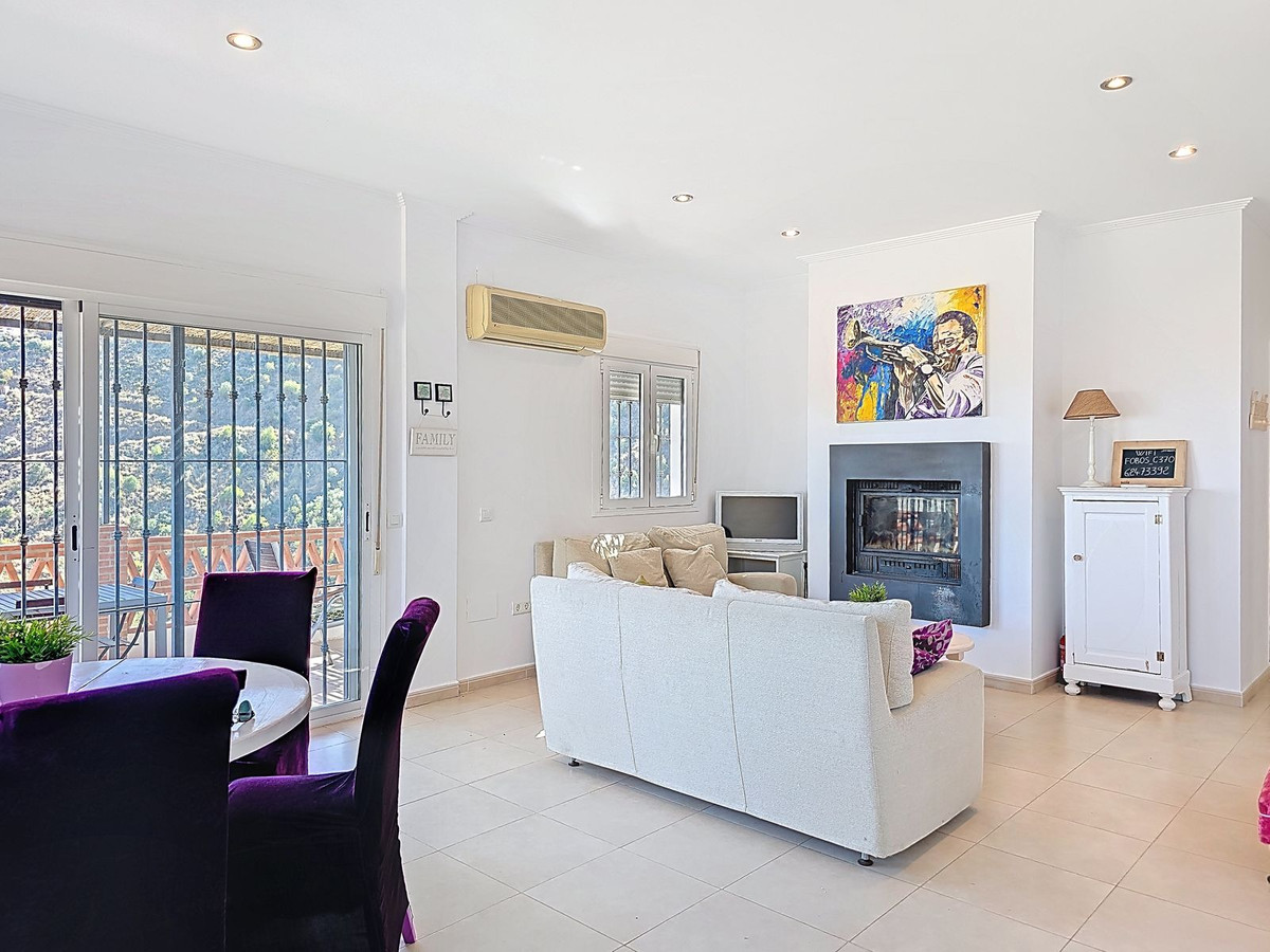 3 Bed Townhouse for sale in Arenas Costa Del Sol East, Málaga, Spain