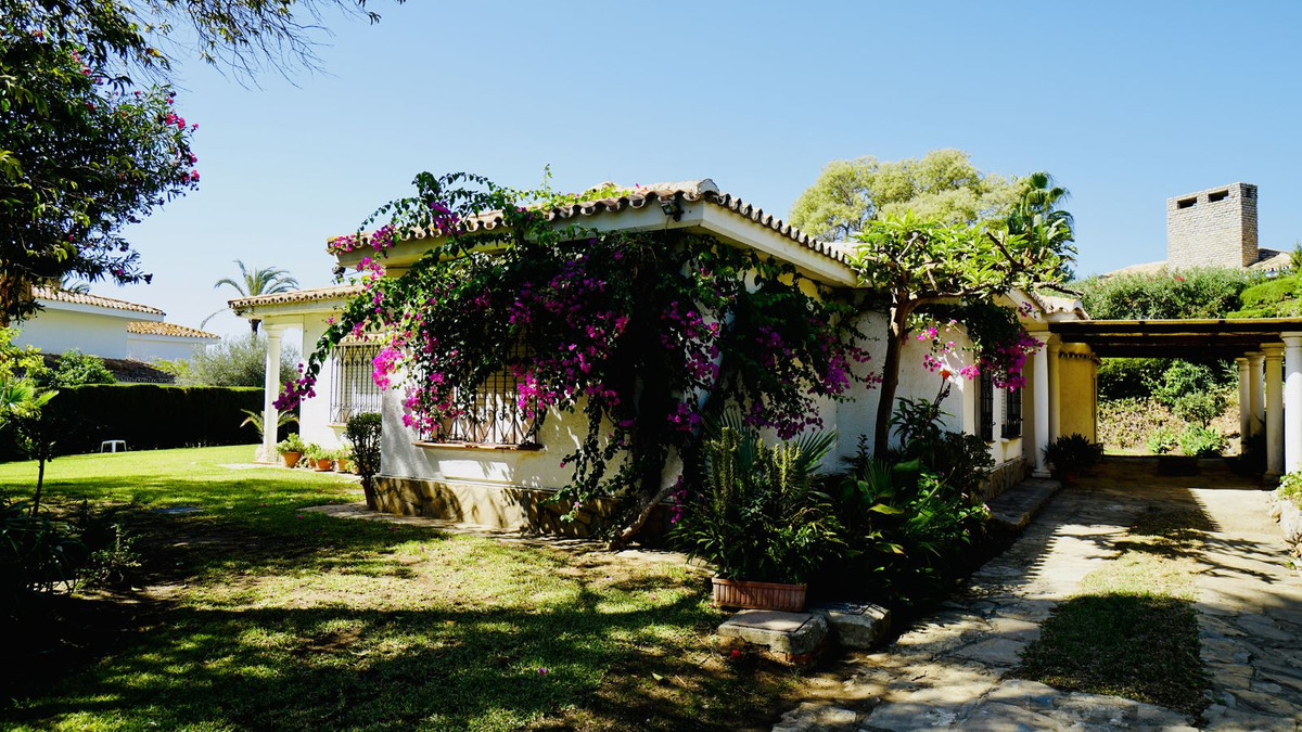 3 Bed Townhouse for sale in El Paraiso Costa Del Sol, Málaga, Spain
