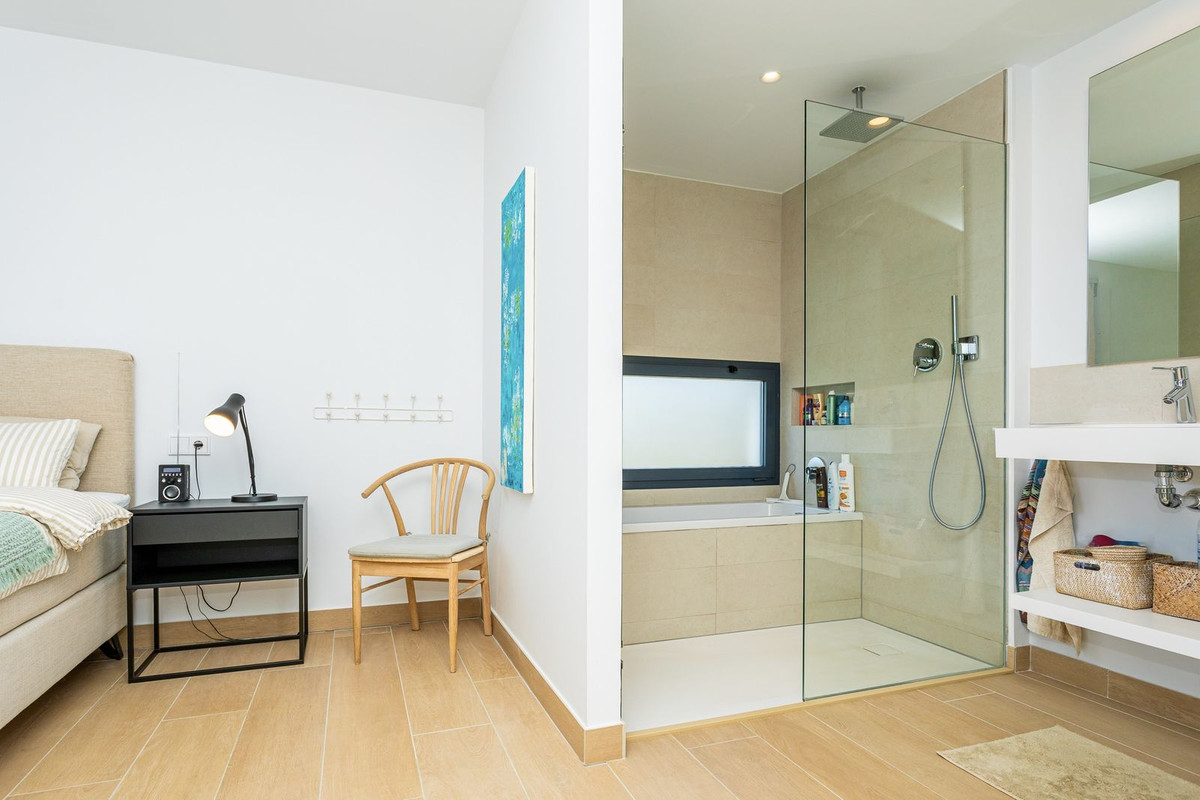 4 Bed Apartment for sale in Fuengirola Costa Del Sol, Málaga, Spain