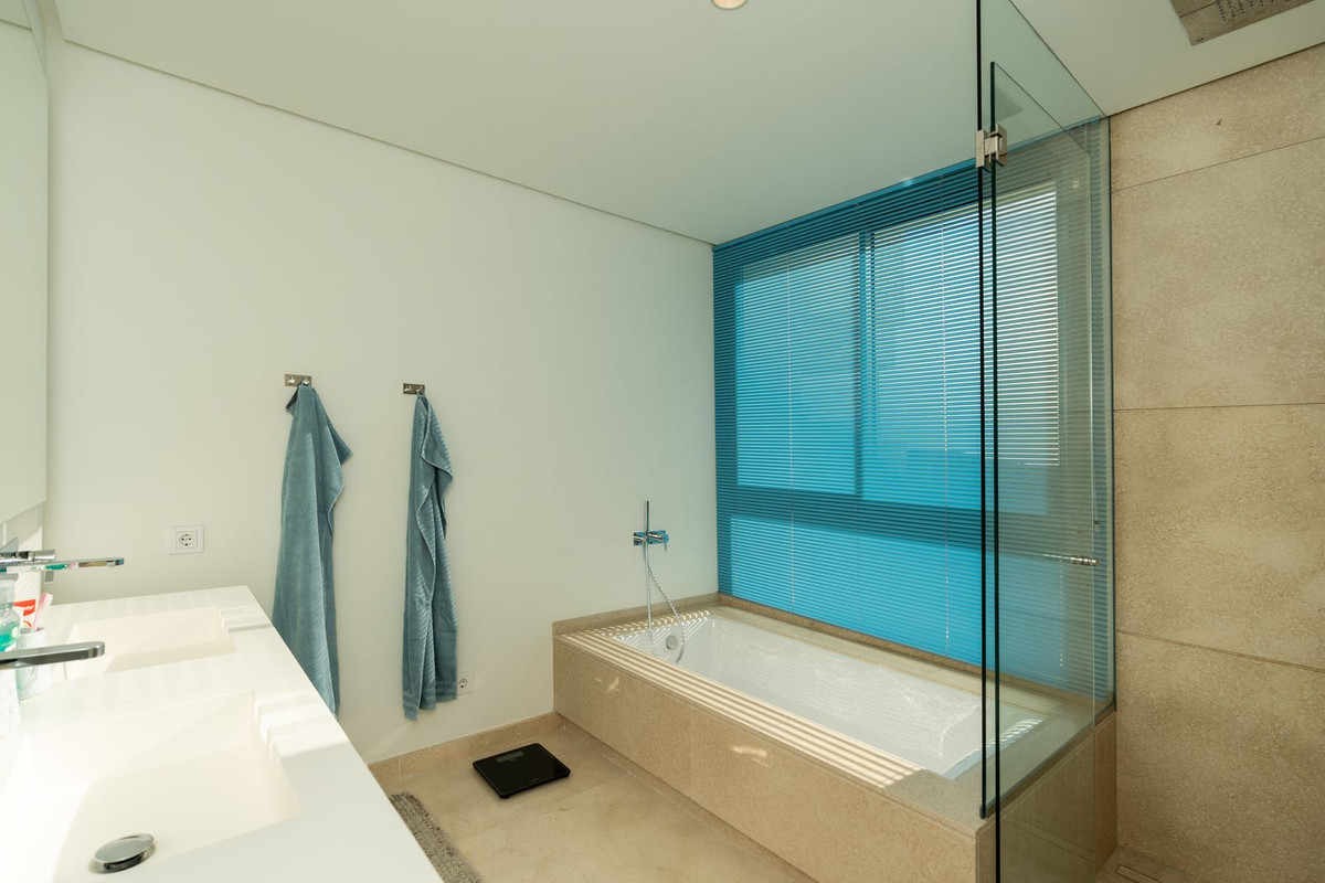 Se vende Apartamento Planta Media de 3 dormitorios en Costa Del Sol, Málaga, España