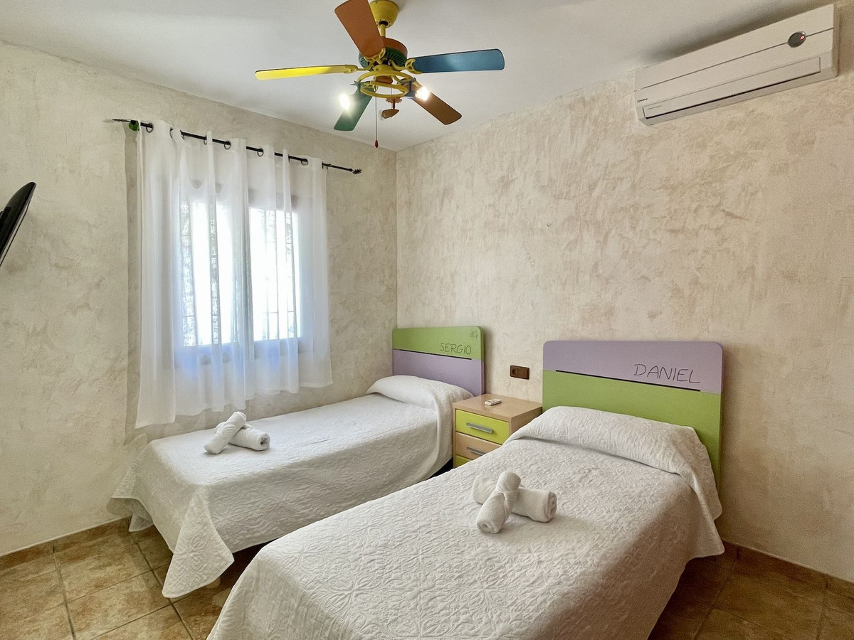 Se vende Villa - Chalet de 3 dormitorios en Costa Del Sol East, Málaga, España