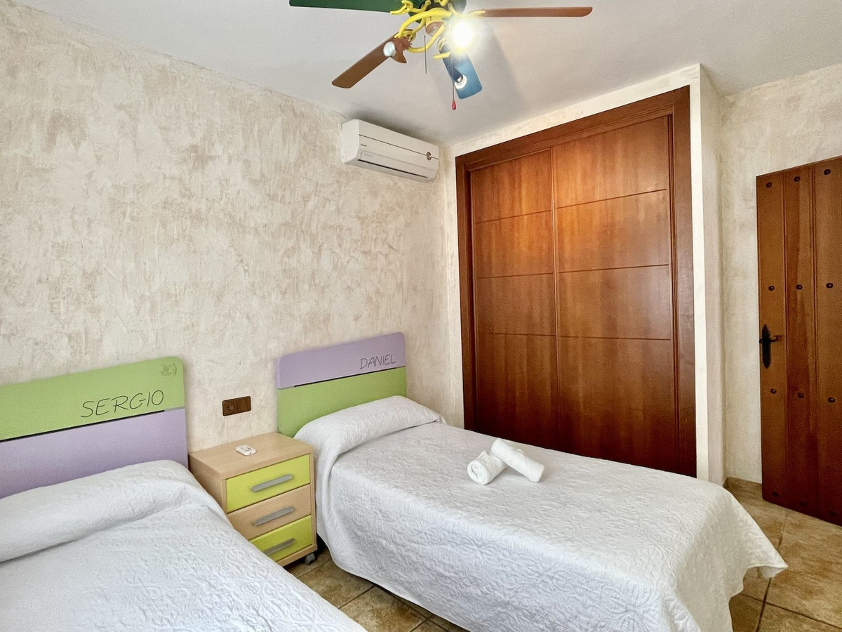 Se vende Villa - Chalet de 3 dormitorios en Costa Del Sol East, Málaga, España