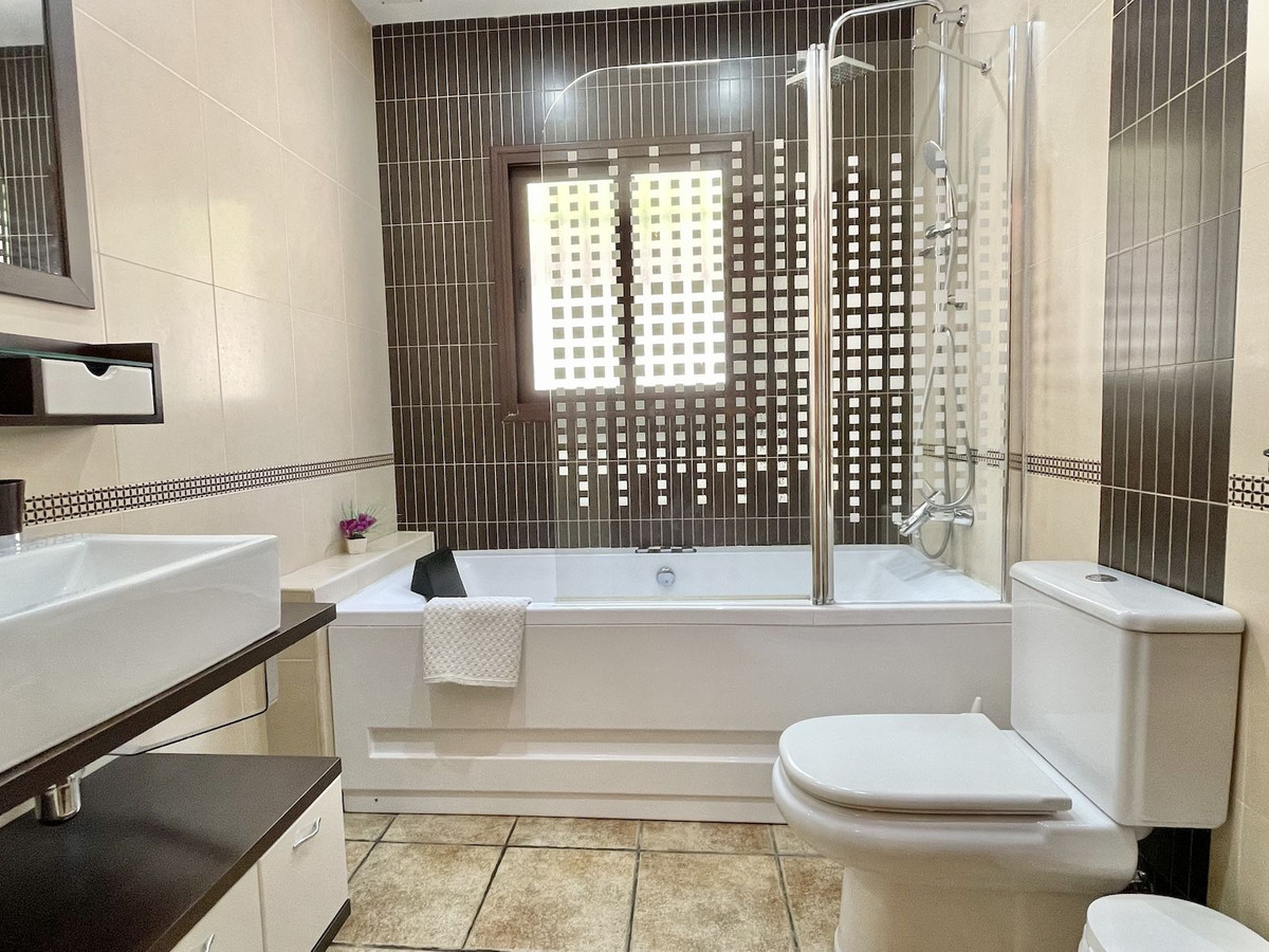 Se vende Villa - Chalet de 3 dormitorios en Costa Del Sol East, Málaga, España