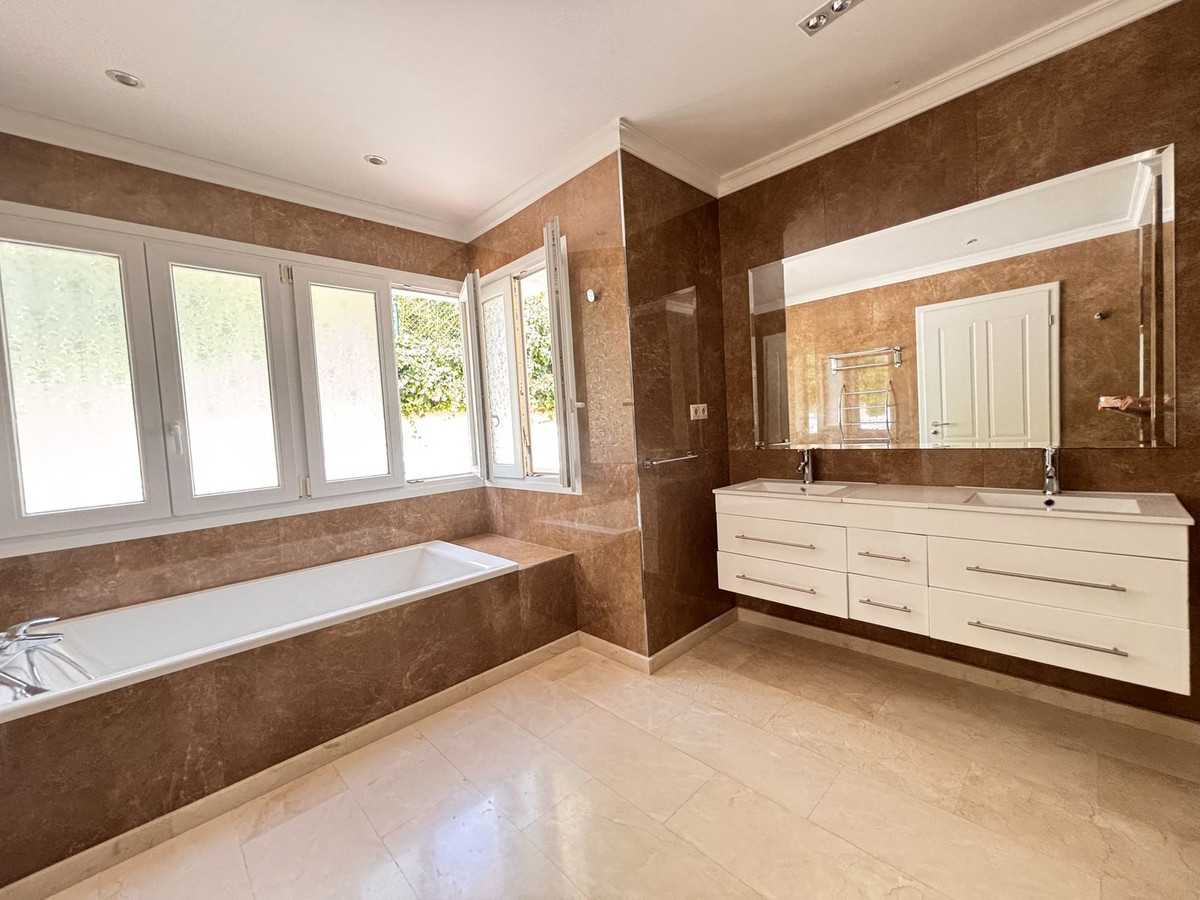Se vende Villa - Chalet de 5 dormitorios en Costa Del Sol, Málaga, España