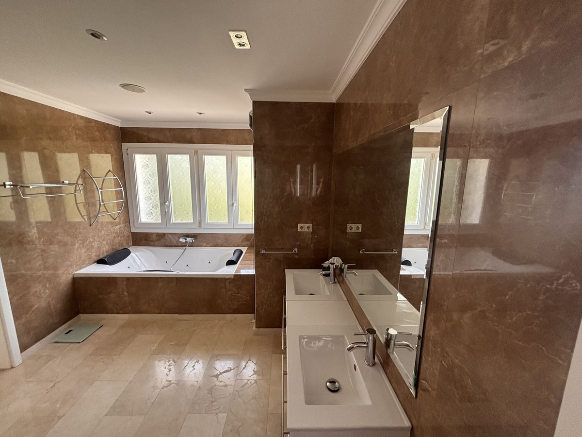Se vende Villa - Chalet de 5 dormitorios en Costa Del Sol, Málaga, España