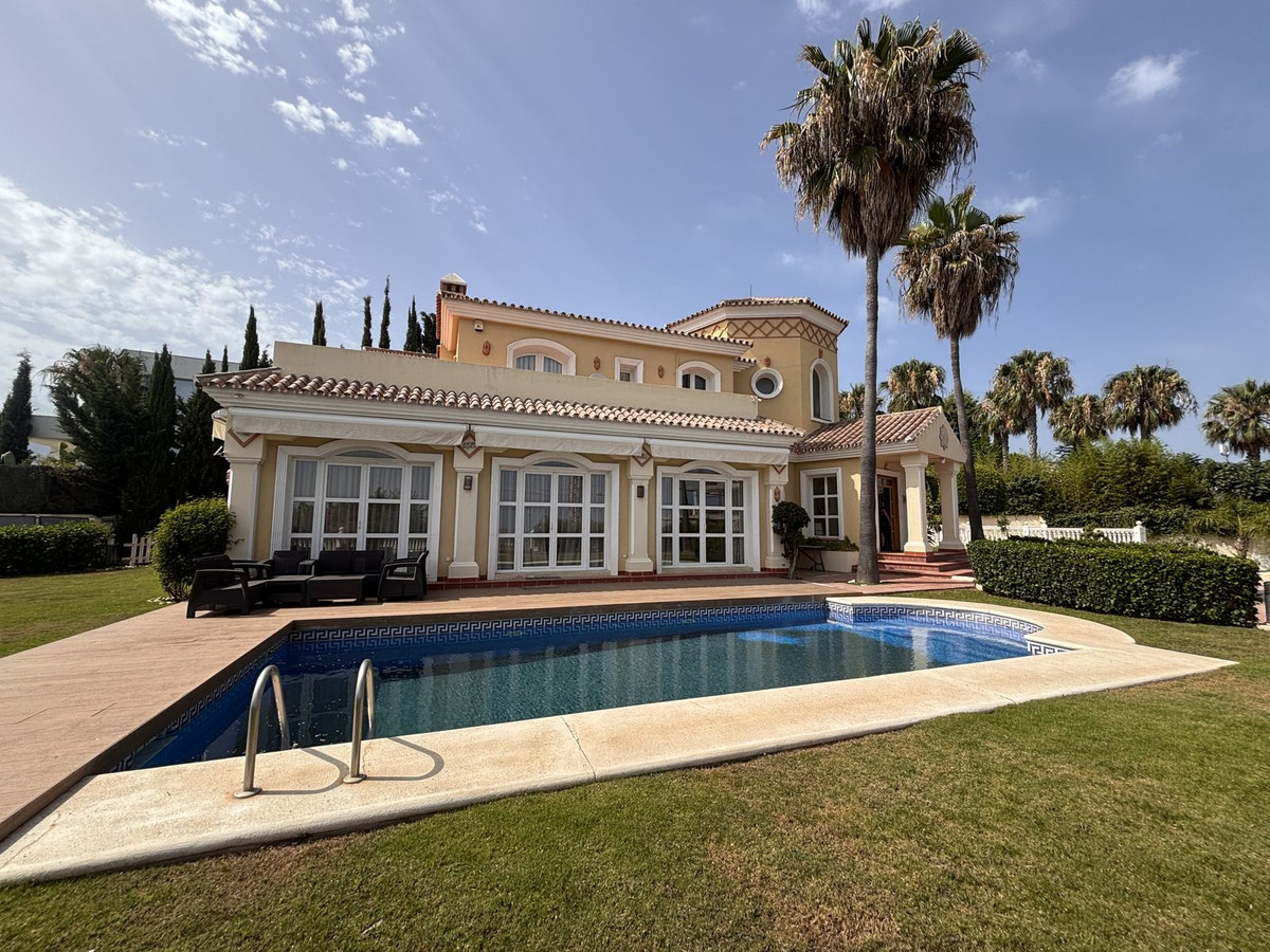 Se vende Villa - Chalet de 5 dormitorios en Costa Del Sol, Málaga, España