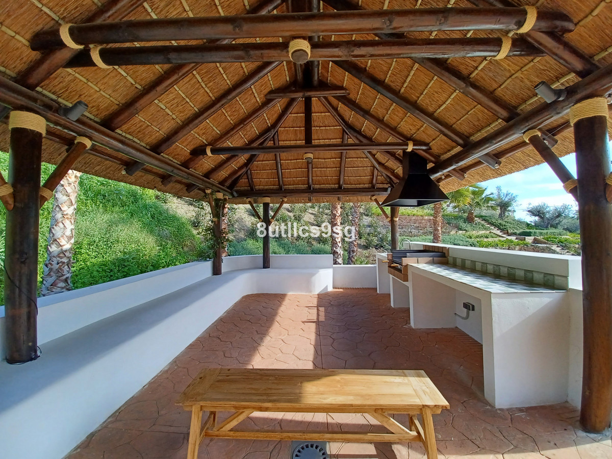 2 Bed Apartment for sale in Aloha Costa Del Sol, Málaga, Spain