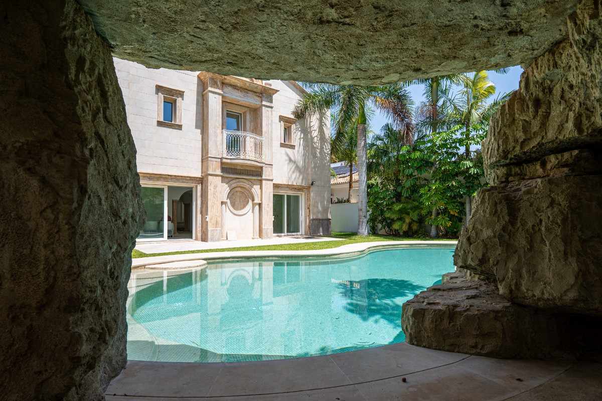 4 Bed Townhouse for sale in Marbella Costa Del Sol, Málaga, Spain