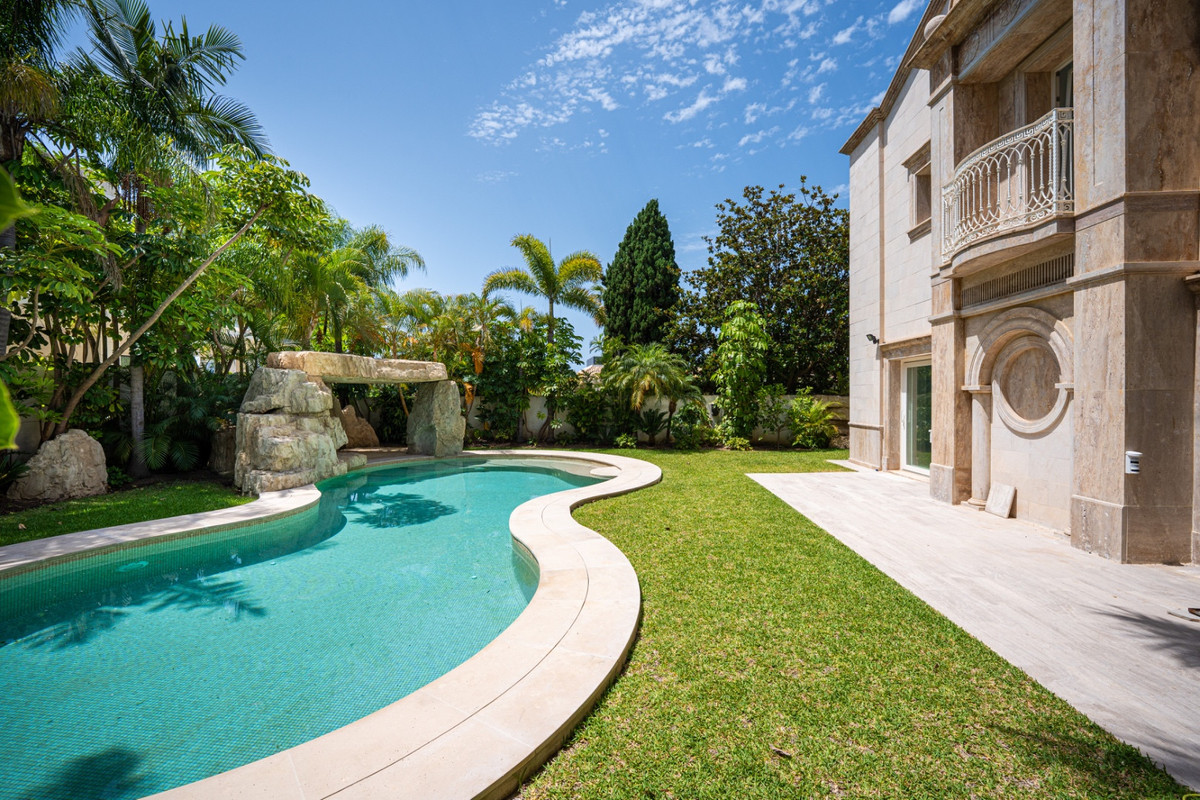 4 Bed Townhouse for sale in Marbella Costa Del Sol, Málaga, Spain