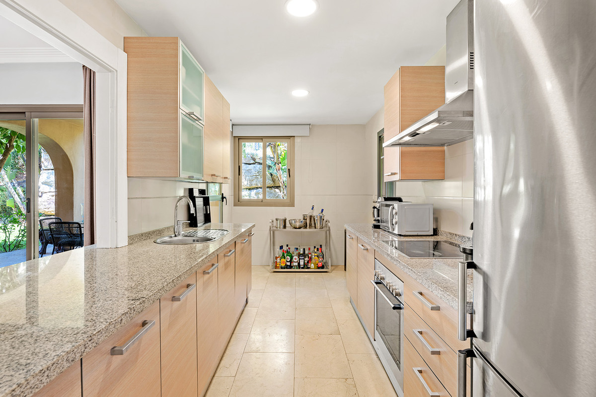 3 Bed Apartment for sale in El Paraiso Costa Del Sol, Málaga, Spain
