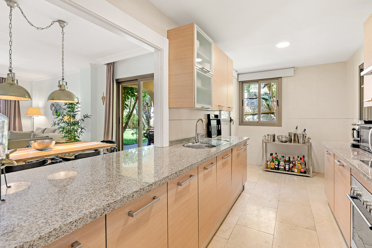 3 Bed Apartment for sale in El Paraiso Costa Del Sol, Málaga, Spain
