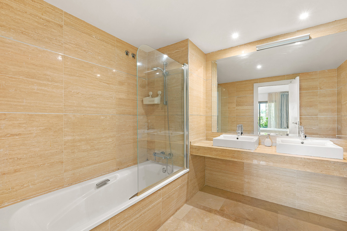 3 Bed Apartment for sale in El Paraiso Costa Del Sol, Málaga, Spain