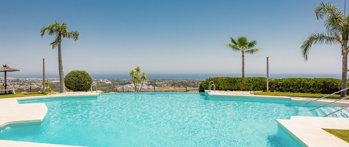 3 Bed Apartment for sale in El Paraiso Costa Del Sol, Málaga, Spain