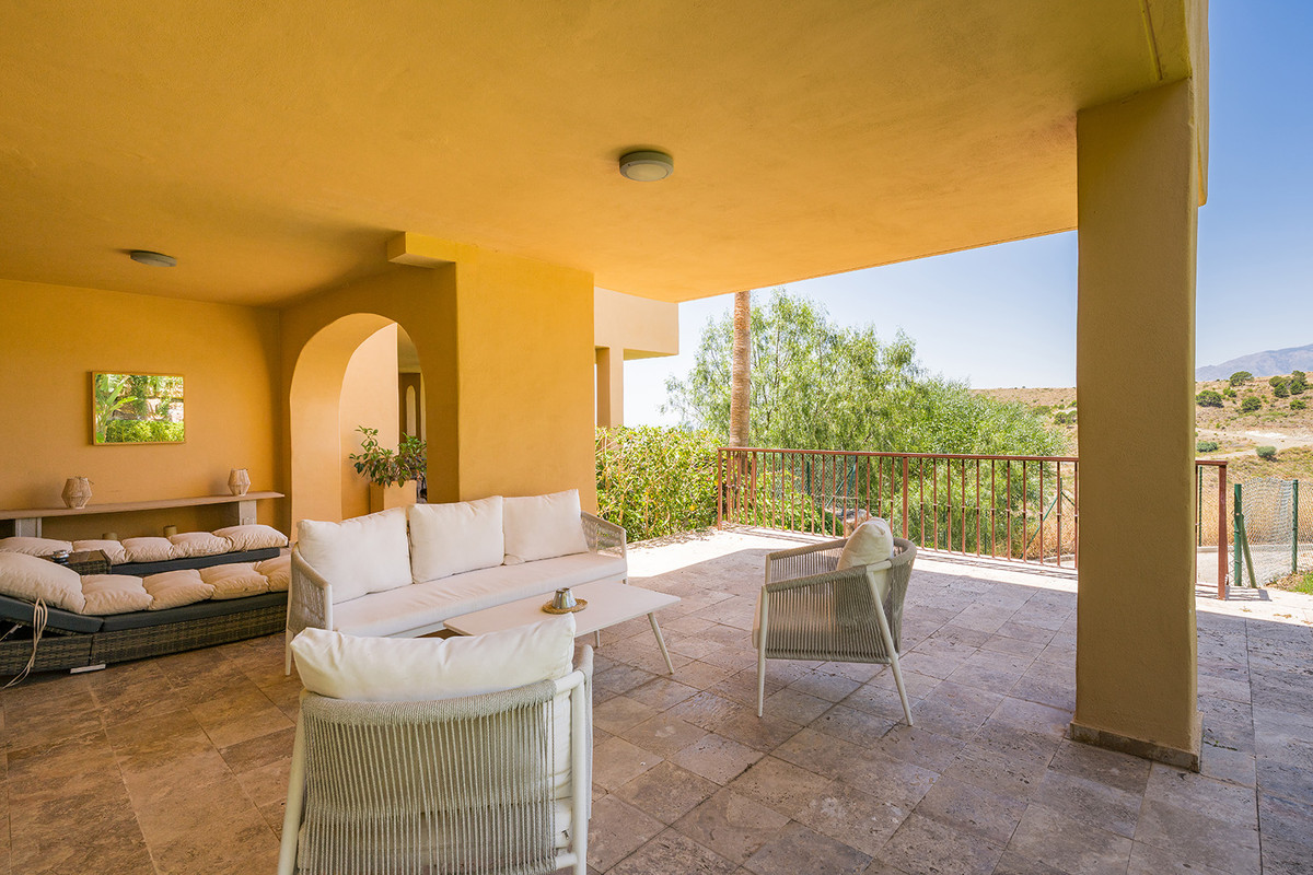 3 Bed Apartment for sale in El Paraiso Costa Del Sol, Málaga, Spain