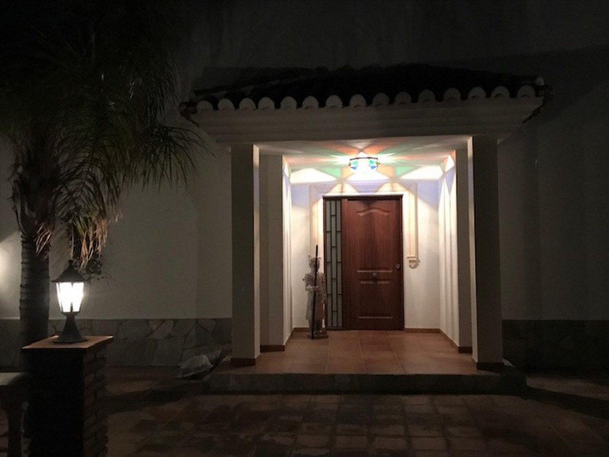 Se vende Villa - Chalet de 4 dormitorios en Costa Del Sol, Málaga, España