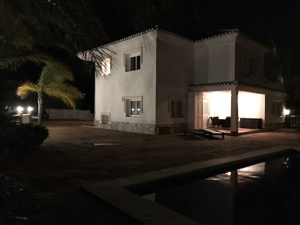 Se vende Villa - Chalet de 4 dormitorios en Costa Del Sol, Málaga, España