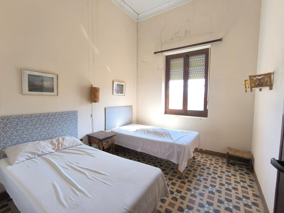 15 Bed Townhouse for sale in Monóvar Costa Blanca, Alicante, Spain