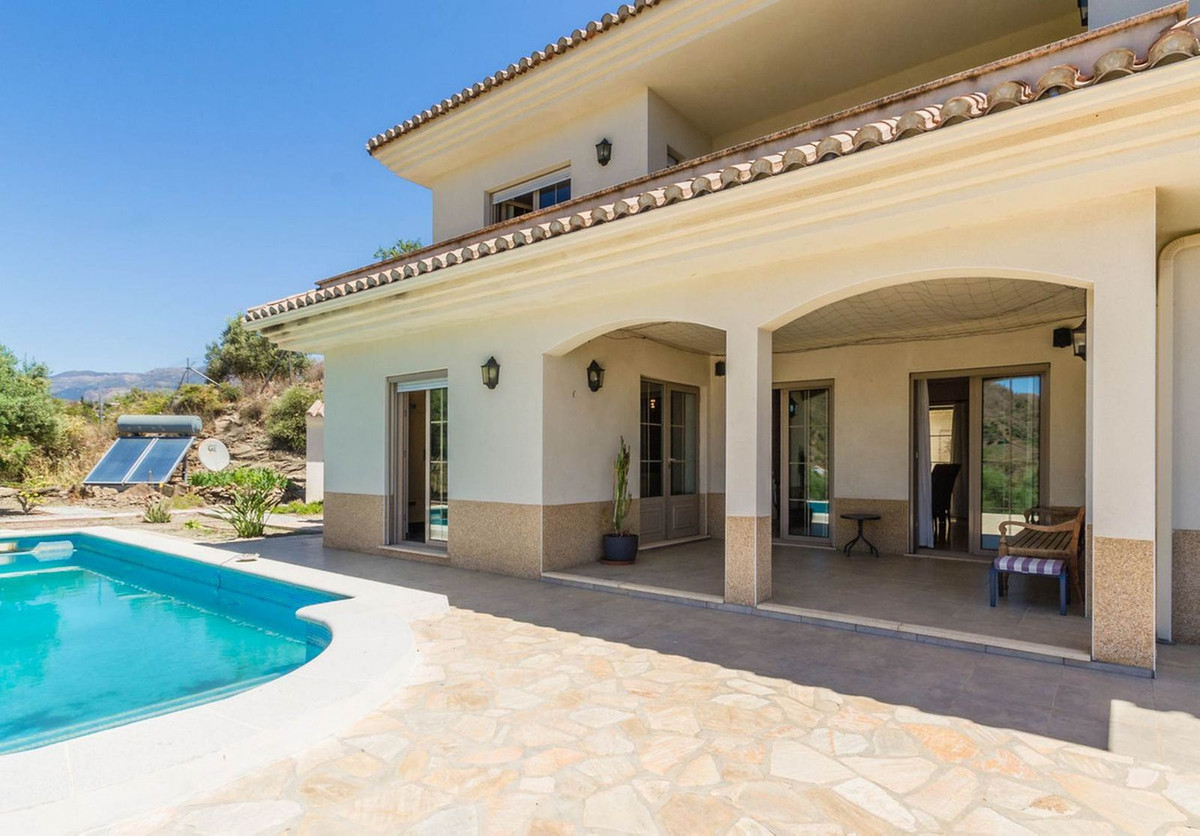 4 Bed Townhouse for sale in Arenas Costa Del Sol East, Málaga, Spain
