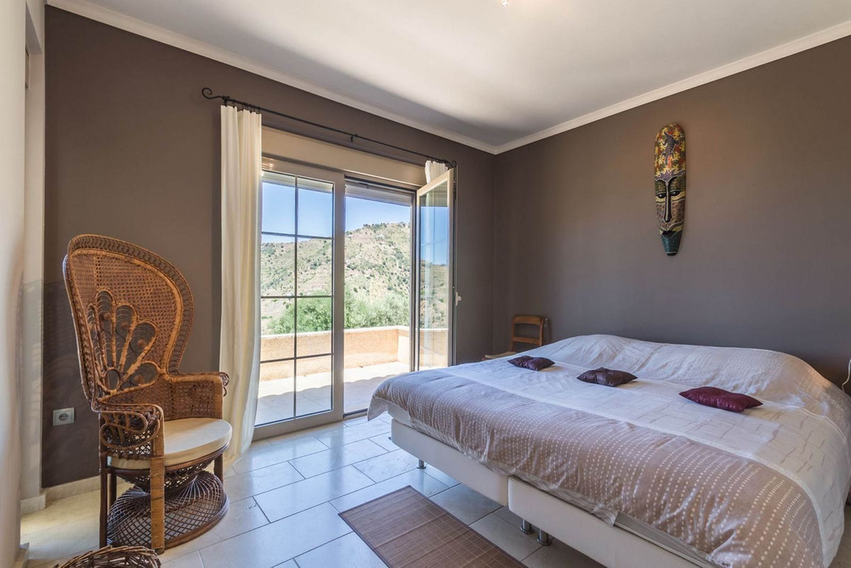 4 Bed Townhouse for sale in Arenas Costa Del Sol East, Málaga, Spain