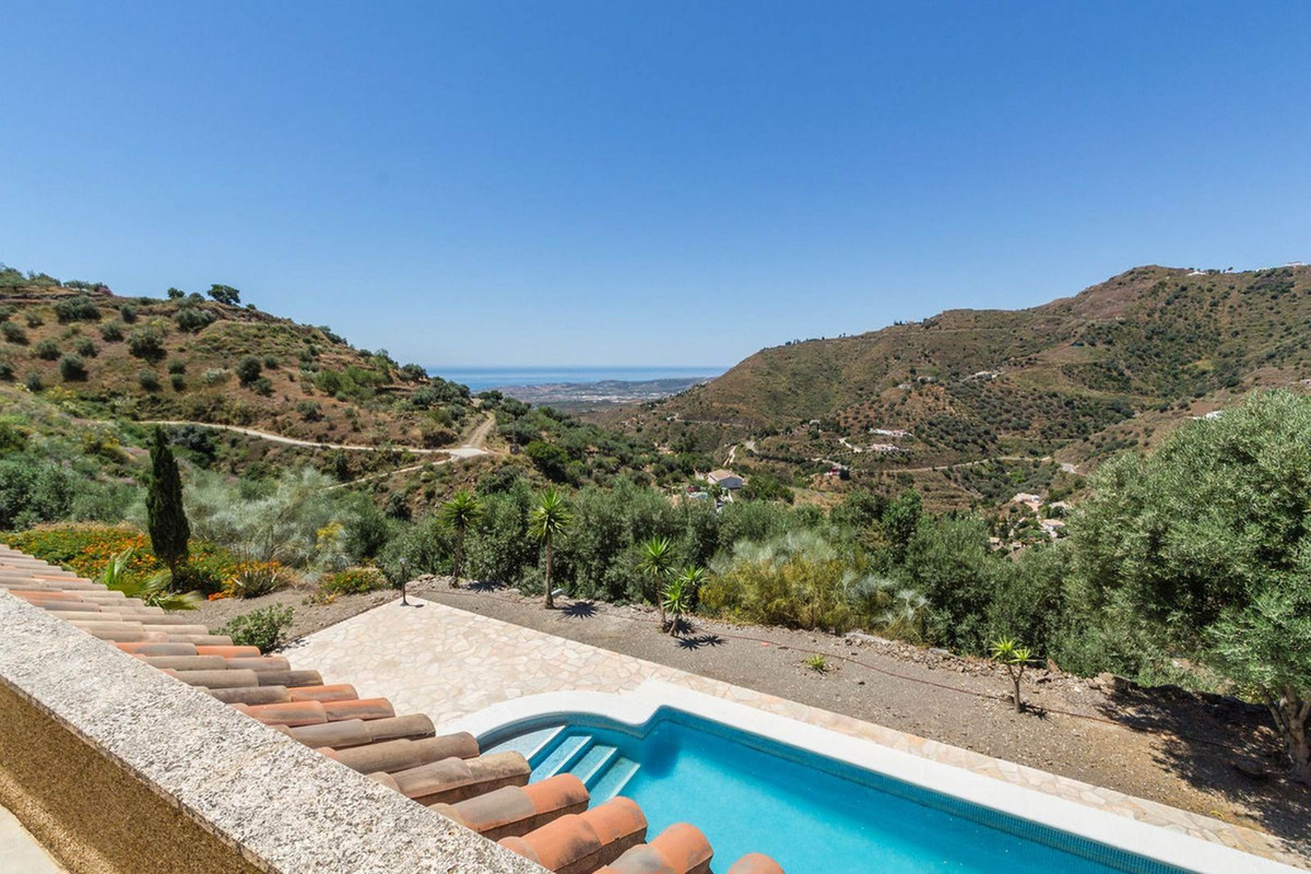 4 Bed Townhouse for sale in Arenas Costa Del Sol East, Málaga, Spain
