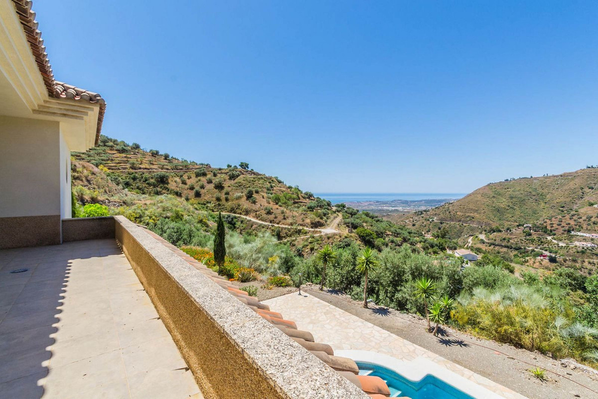4 Bed Townhouse for sale in Arenas Costa Del Sol East, Málaga, Spain