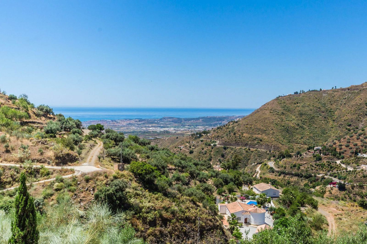 4 Bed Townhouse for sale in Arenas Costa Del Sol East, Málaga, Spain