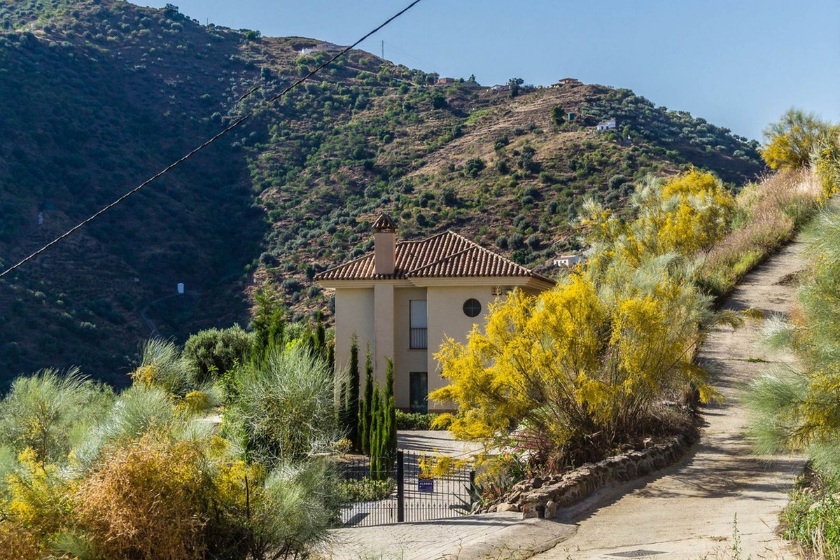 4 Bed Townhouse for sale in Arenas Costa Del Sol East, Málaga, Spain
