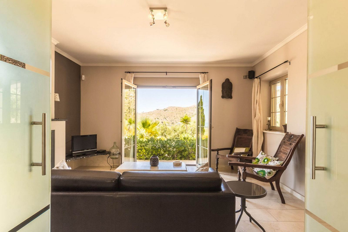 4 Bed Townhouse for sale in Arenas Costa Del Sol East, Málaga, Spain