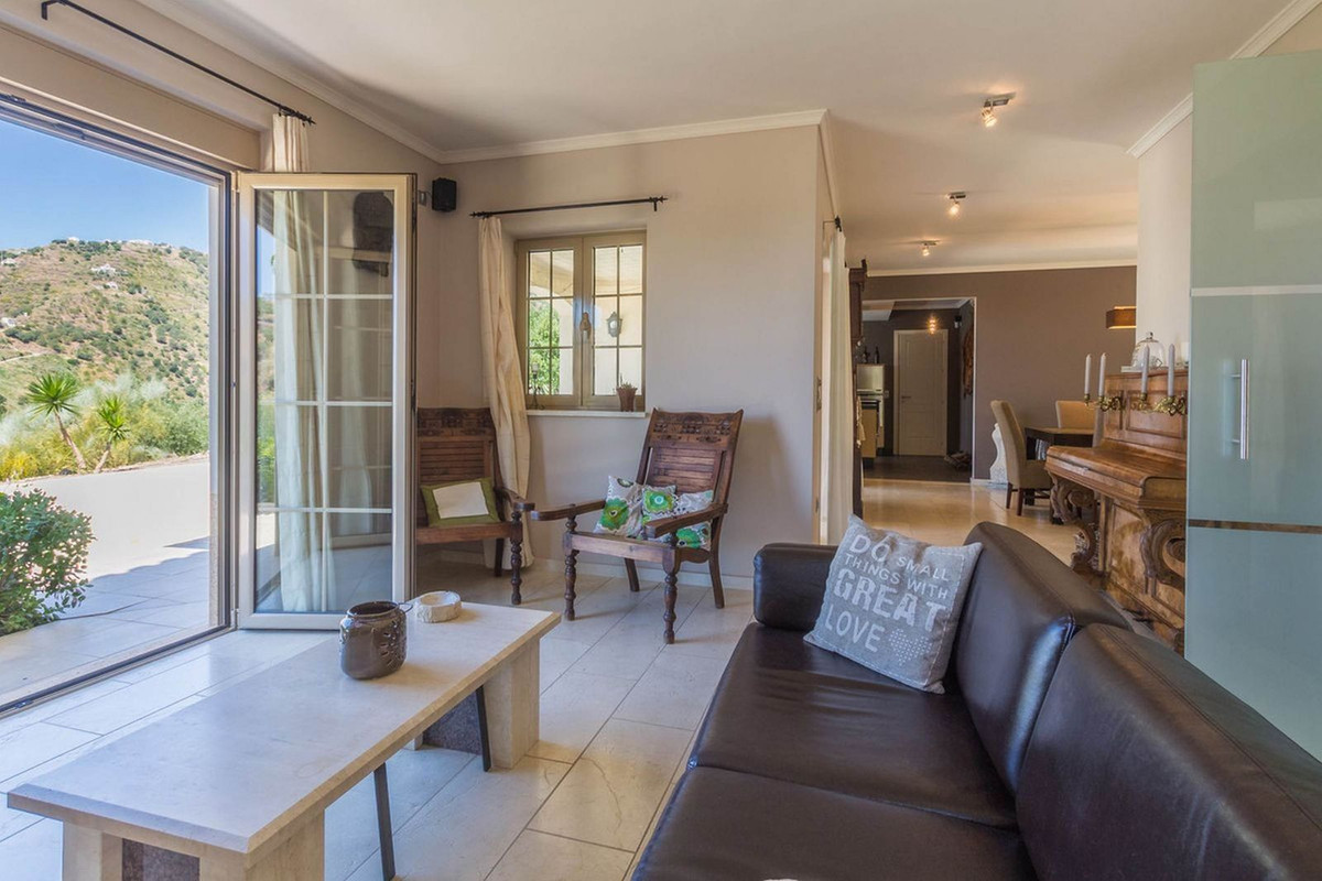 4 Bed Townhouse for sale in Arenas Costa Del Sol East, Málaga, Spain