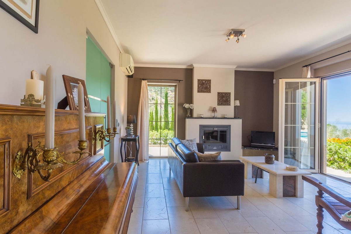 4 Bed Townhouse for sale in Arenas Costa Del Sol East, Málaga, Spain