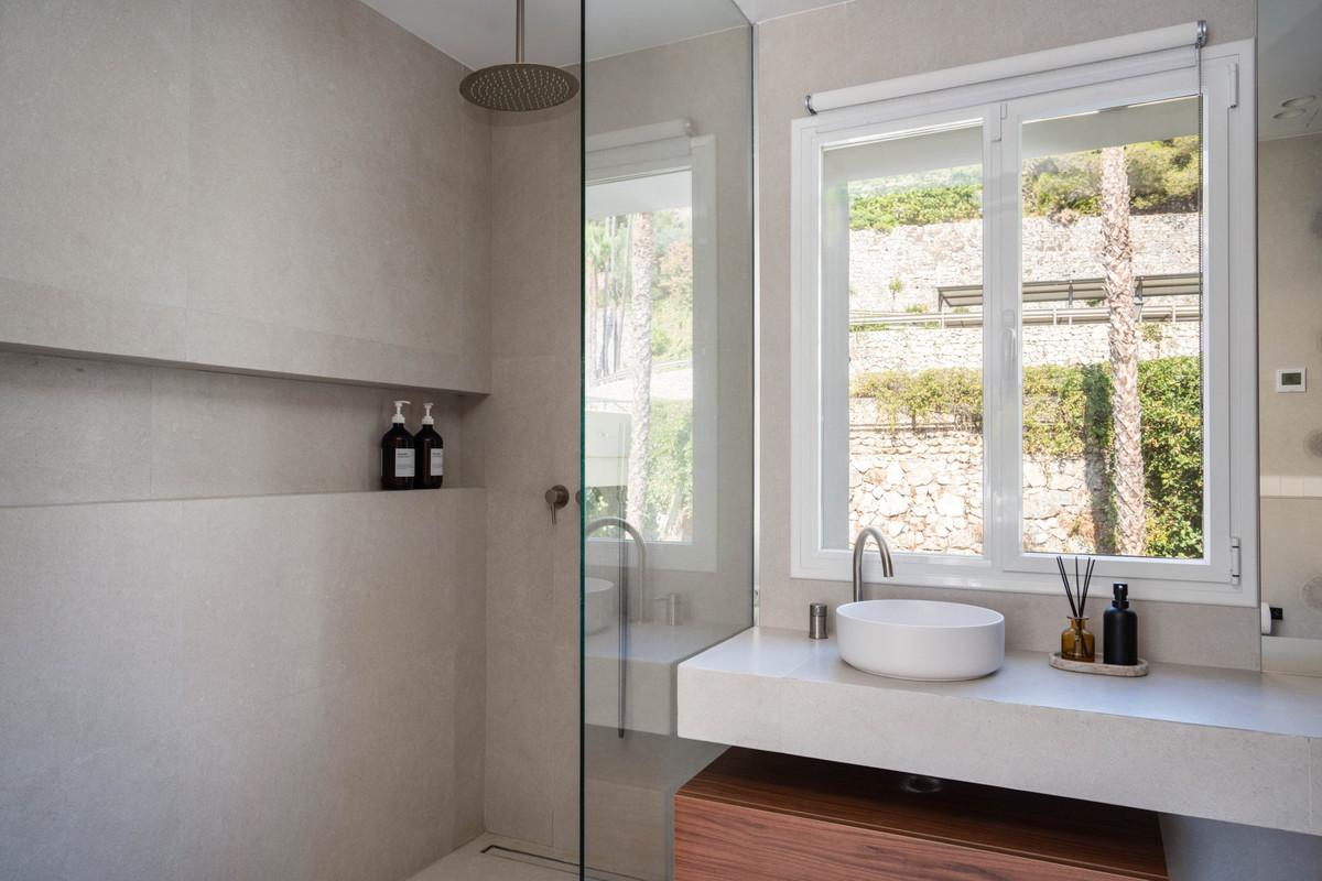 2 Bed Apartment for sale in Benahavís Costa Del Sol, Málaga, Spain