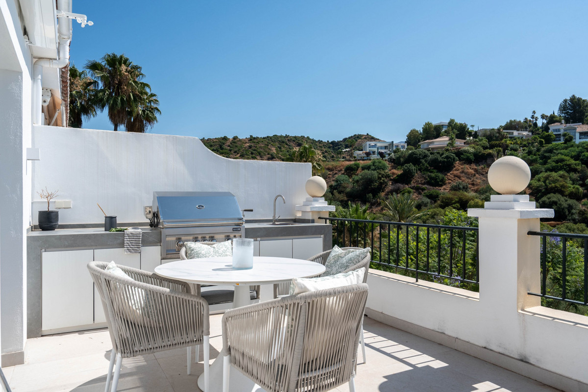 2 Bed Apartment for sale in Benahavís Costa Del Sol, Málaga, Spain