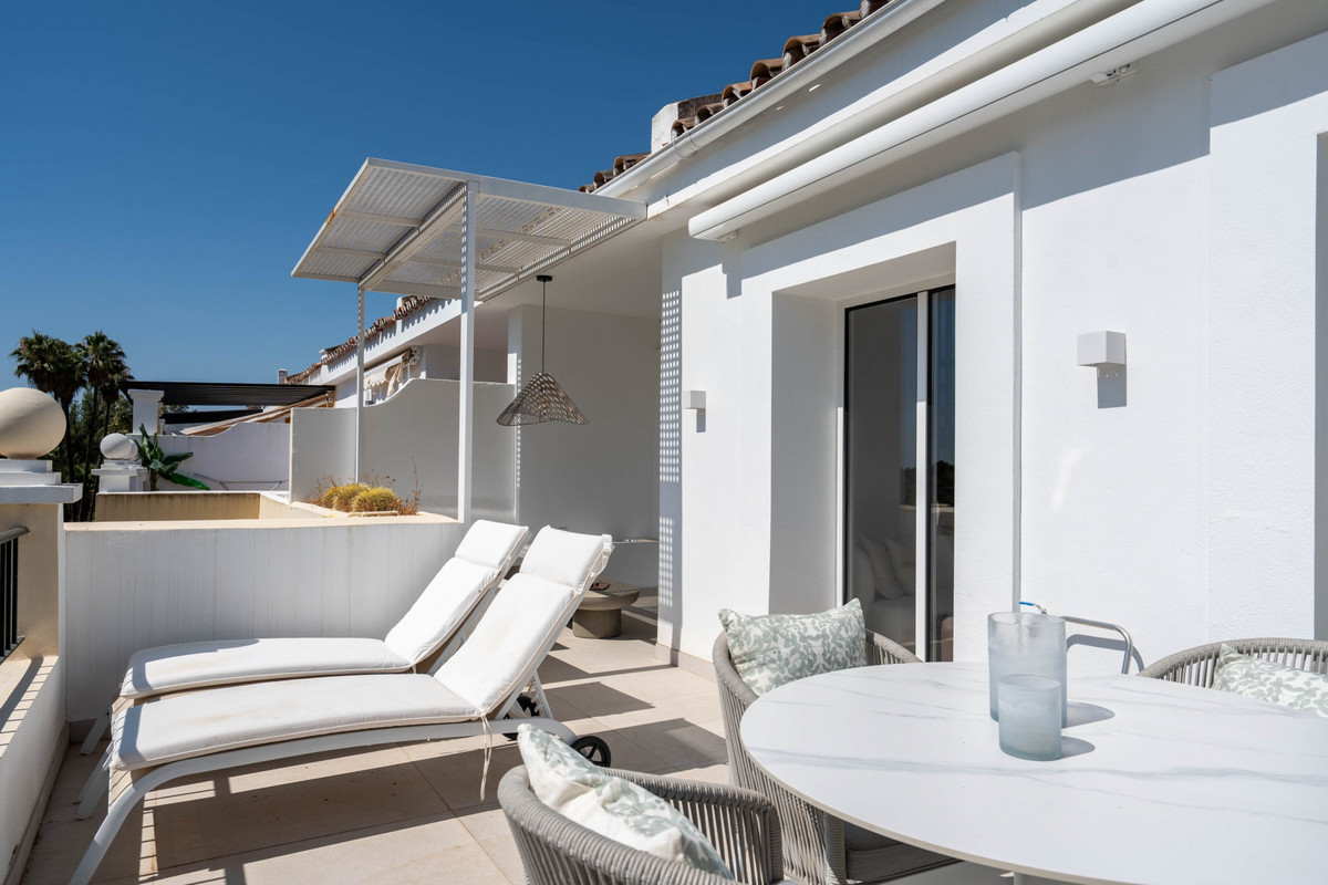 2 Bed Apartment for sale in Benahavís Costa Del Sol, Málaga, Spain