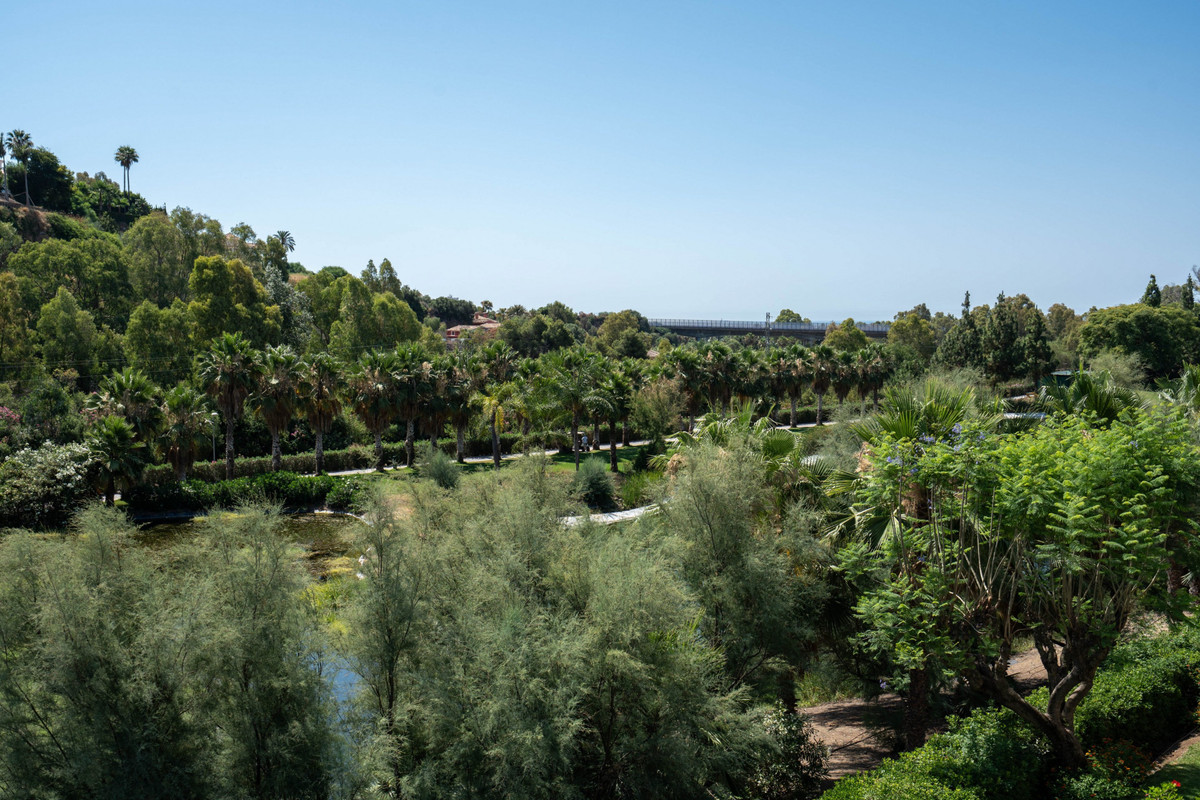 2 Bed Apartment for sale in Benahavís Costa Del Sol, Málaga, Spain