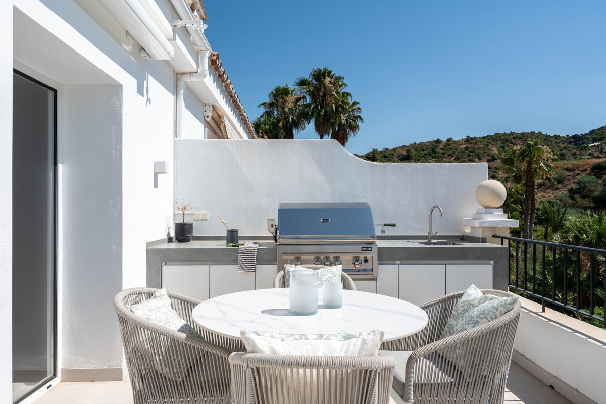 2 Bed Apartment for sale in Benahavís Costa Del Sol, Málaga, Spain