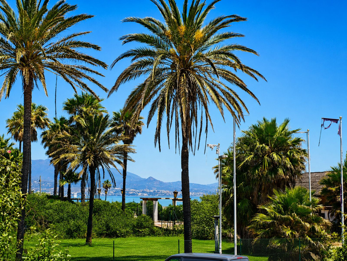 2 Bed Apartment for sale in La Duquesa Costa Del Sol, Málaga, Spain