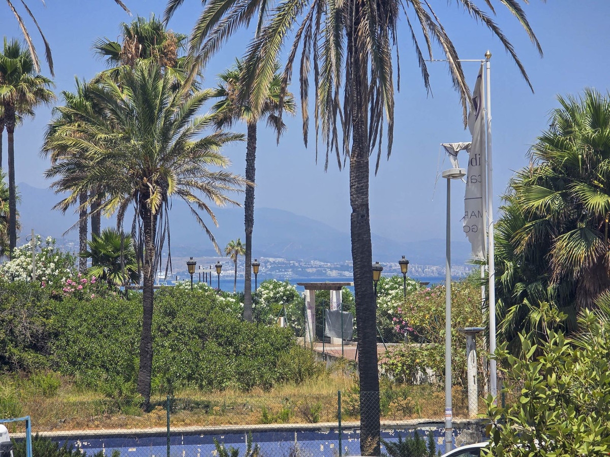2 Bed Apartment for sale in La Duquesa Costa Del Sol, Málaga, Spain